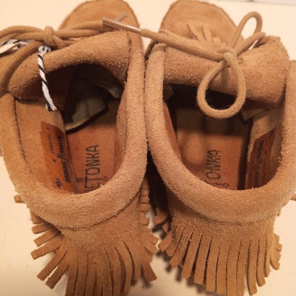 NWT MINNETONKA Classic Tan Suede Fringed Moccasins Women's Sz 6 - Picture 9 of 11